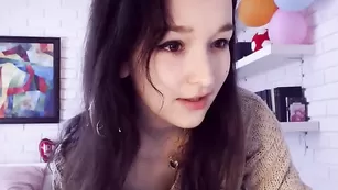 Прелестная брюнетка Ellieleen обнажает сексуальное тело