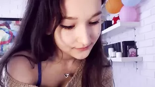 Прелестная брюнетка Ellieleen обнажает сексуальное тело