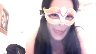 Очаровательная тетка Veleno69sexy теребит бритую киску
