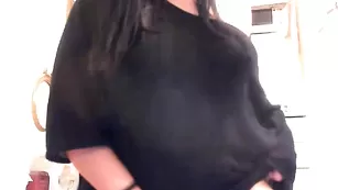 Очаровательная тетка Veleno69sexy теребит бритую киску
