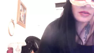 Очаровательная тетка Veleno69sexy теребит бритую киску