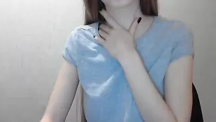 Молодая проказница Adalindobrev18 мастурбирует пилотку фаллосом