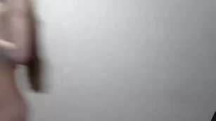 Молодая проказница Adalindobrev18 мастурбирует пилотку фаллосом