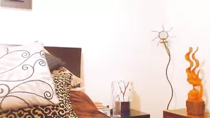 Рыженькая красотка Candylove4u мастурбирует бритые отверстия