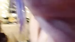 Очкастая красотка Ashe_maree мастурбирует пизду