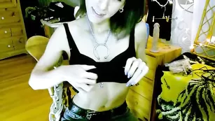 Соблазнительная телка Xkonekox раздевается на камеру