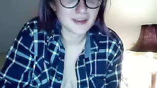 Очкастая курва Raroona смачно теребит киску