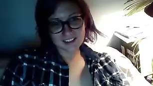 Очкастая курва Raroona смачно теребит киску