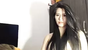 Грудастая красотка Crazypilar мастурбирует киску пальчиками