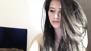 Грудастая красотка Crazypilar мастурбирует киску пальчиками