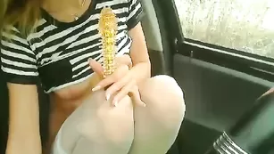 Роскошная куколка MissOfKiss страстно дрочит анал в машине