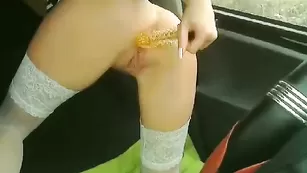 Роскошная куколка MissOfKiss страстно дрочит анал в машине