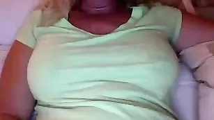 Пошлая самка Talltanblonde мастурбирует вибратором