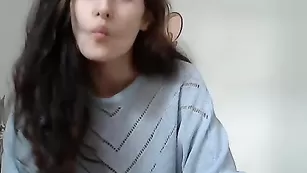 Черноволосая курва Pinkkypower ласкает интимные места