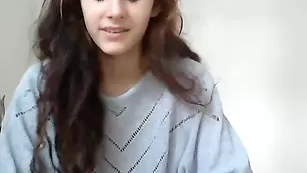 Черноволосая курва Pinkkypower ласкает интимные места