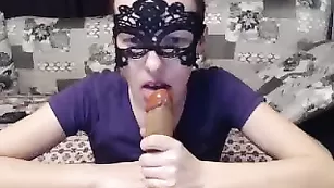 Светловолосая курва Loooooooooove отсасывает резиновый хер