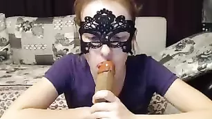 Светловолосая курва Loooooooooove отсасывает резиновый хер