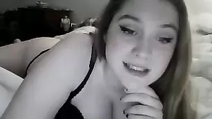Толстенькая красотка Slutty_goddess обсасывает дилдо