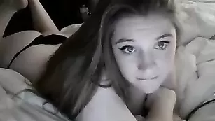 Толстенькая красотка Slutty_goddess обсасывает дилдо