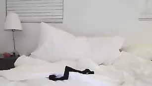 Прелестная брюнетка NIVEA трахает оба отверстия