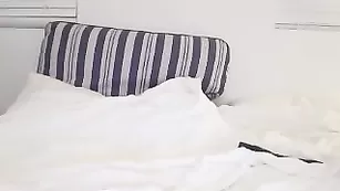 Прелестная брюнетка NIVEA трахает оба отверстия