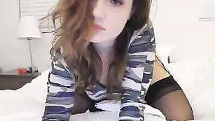 Прелестная брюнетка NIVEA трахает оба отверстия