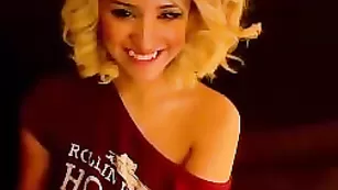 Смазливая барышня Priscillawtff показывает бритые отверстия