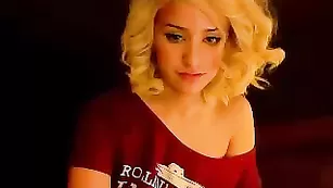 Смазливая барышня Priscillawtff показывает бритые отверстия