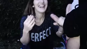 Развратная брюнетка Sextwoo сосет член на свежем воздухе