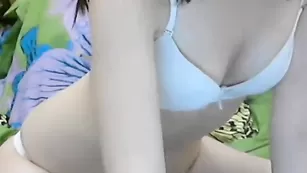 Обнаженная стерва L0rraine трахает киску фаллосом