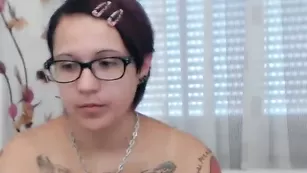 Татуированная телочка Tat2baby дрочит бритые отверстия