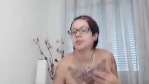 Татуированная телочка Tat2baby дрочит бритые отверстия