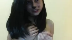 Сексуальная брюнетка Angiekitten позирует в чулочках