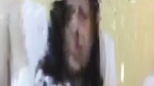 Сексуальная брюнетка Angiekitten позирует в чулочках