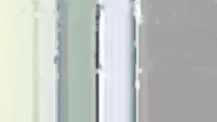 Сексуальная брюнетка Angiekitten позирует в чулочках