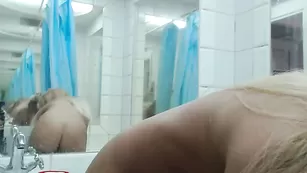 Шальная краля Sexyvikki ласкает половые губки