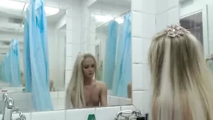 Шальная краля Sexyvikki ласкает половые губки