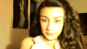 Аппетитная крошка Flirtygirlyy демонстрирует грудь