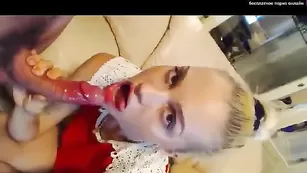 Малышка в очках Hungrygames отсасывает парню член