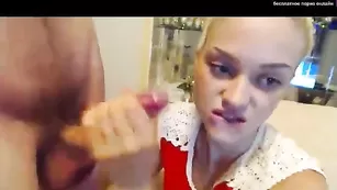 Малышка в очках Hungrygames отсасывает парню член