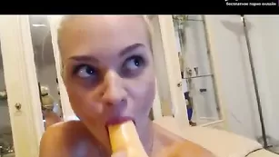 Малышка в очках Hungrygames отсасывает парню член