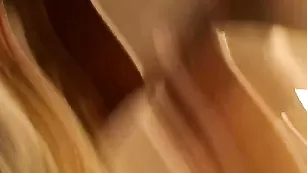 Симпатичная брюнетка Dayaanna теребит мокрую киску