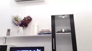 Сисястая брюнетка Chaneljj ласкает сосочки