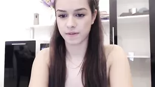 Сисястая брюнетка Chaneljj ласкает сосочки