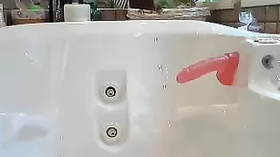Юное дарование Royalbebe мастурбирует в ванне