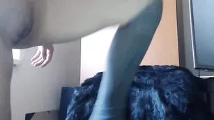 Строптивая брюнетка Alycetn ласкает бритую пизду