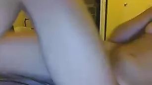 Шальная красотка Shyandwet отсасывает пенис