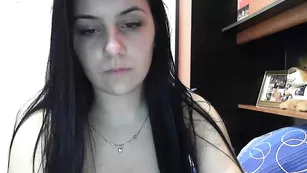 Грудастая бабенка Janessab нежно трахает вагину