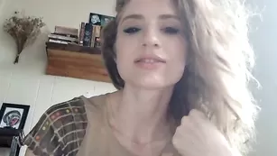 Привлекательная сучка Kosherpussy раздевается и дрочит