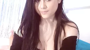 Пикантная брюнетка Dayaanna обнажает крупные сиськи